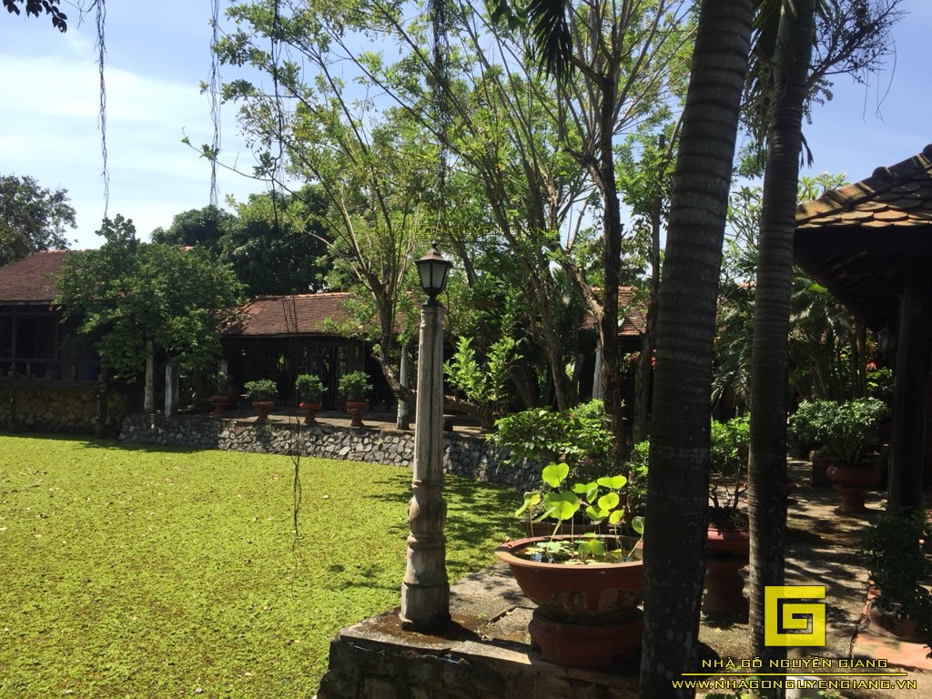 Bán gấp một Biệt Phủ Nhà Gỗ Cổ, kiểu Biệt phủ của bá hộ thời Pháp xưa - Giá 20 tỉ (cả đất và nhà gỗ))