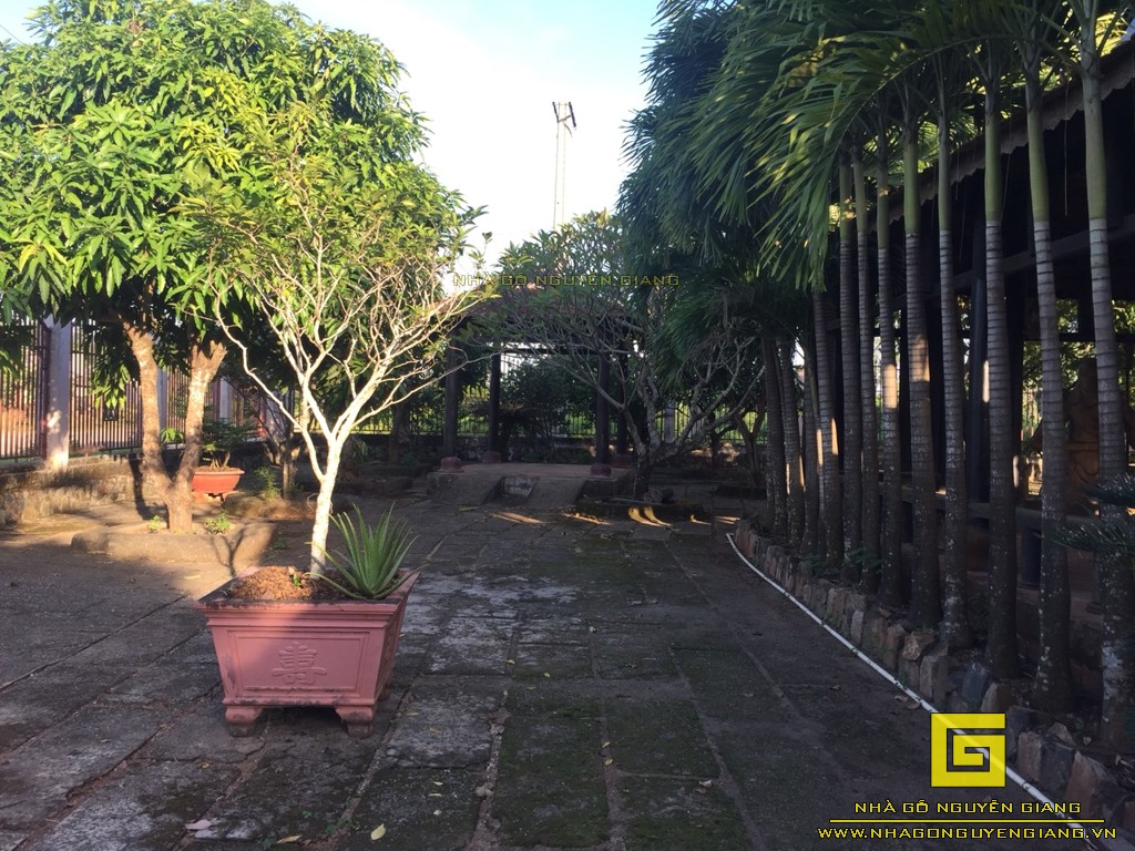 Bán gấp một Biệt Phủ Nhà Gỗ Cổ, kiểu Biệt phủ của bá hộ thời Pháp xưa - Giá 20 tỉ (cả đất và nhà gỗ))