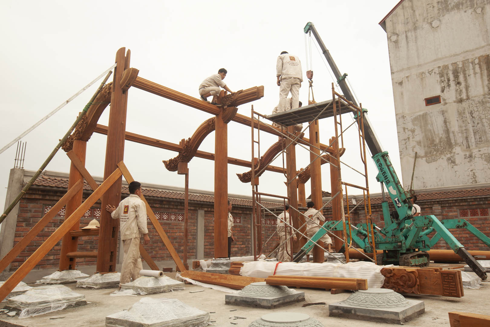 Buổi lắp dựng đầu tiên của công trình nhà gỗ 3 gian 2 chái tại Quế Võ, Bắc Ninh