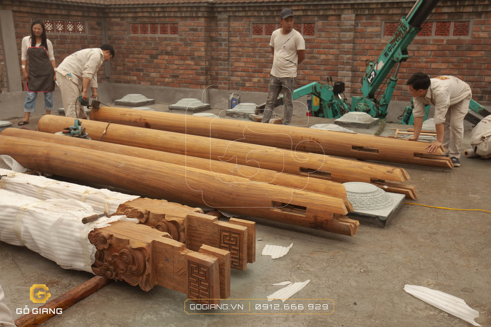 Buổi lắp dựng đầu tiên của công trình nhà gỗ 3 gian 2 chái tại Quế Võ, Bắc Ninh