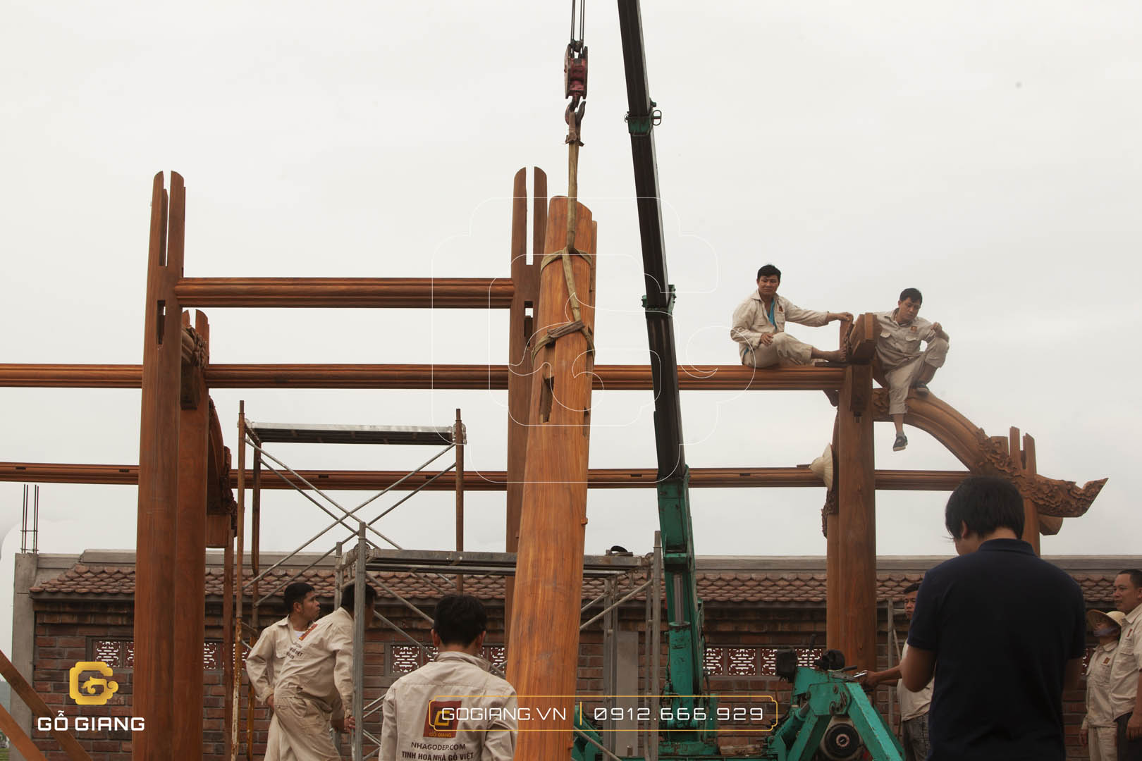 Buổi lắp dựng đầu tiên của công trình nhà gỗ 3 gian 2 chái tại Quế Võ, Bắc Ninh