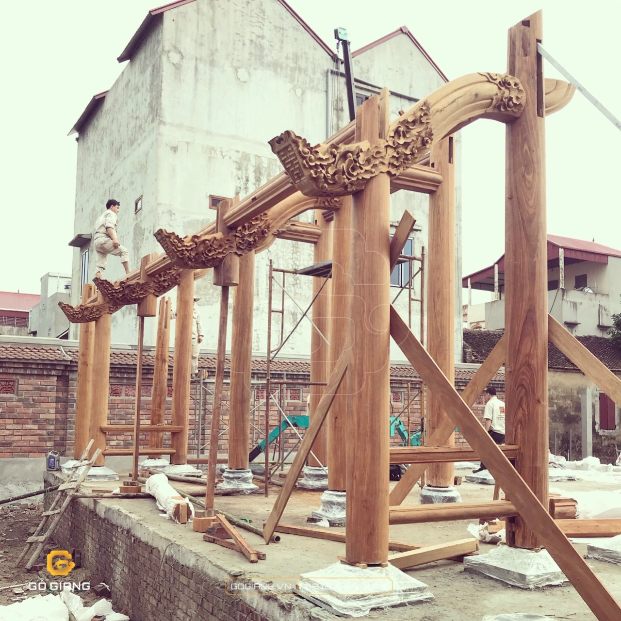 Buổi lắp dựng đầu tiên của công trình nhà gỗ 3 gian 2 chái tại Quế Võ, Bắc Ninh