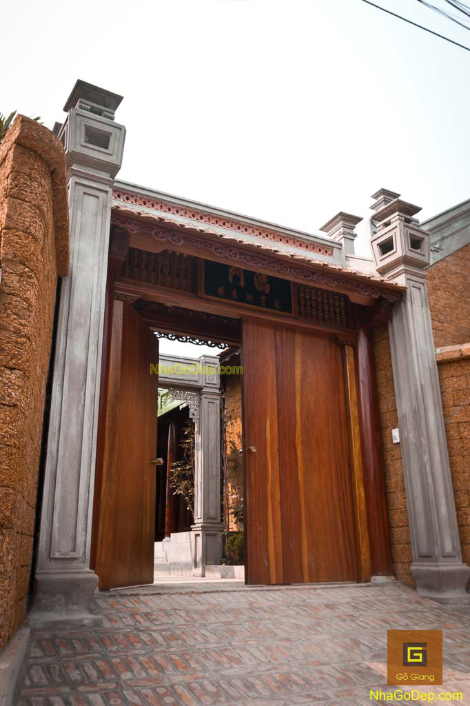 thiet-ke-cua-chinh-nha-go