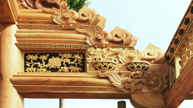 Chạm Khắc Thủ Công – Nghệ Nhân Thổi Hồn Vào Từng Đường Nét