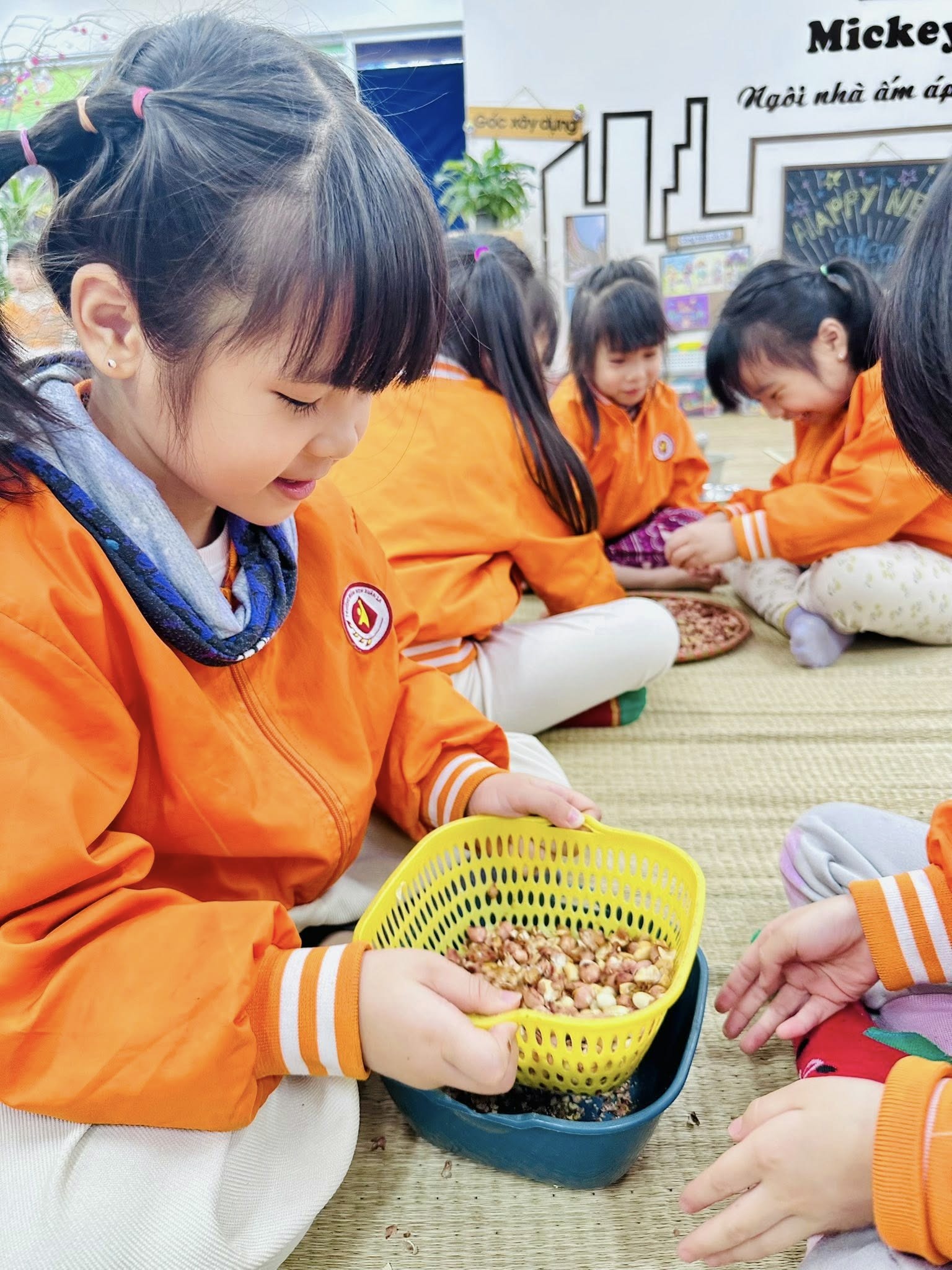 Có thể là hình ảnh về ‎trẻ em, đồ chơi trẻ em và ‎văn bản cho biết '‎Micke фάc bυαμς rấy dụng لاللا Ngôi nhà ấm áp‎'‎‎