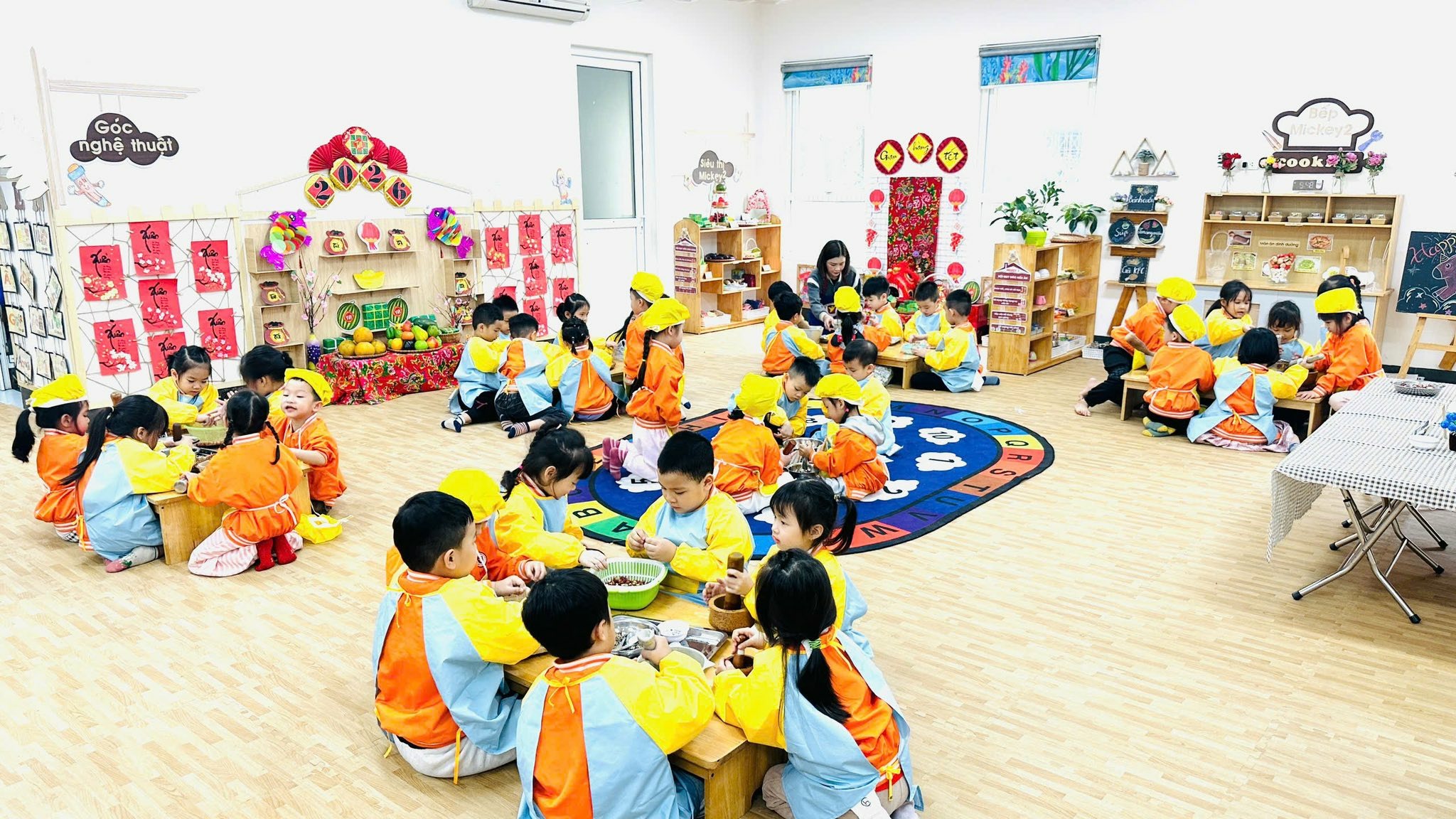 Có thể là hình ảnh về trẻ em, học tập, đồ chơi trẻ em và văn bản