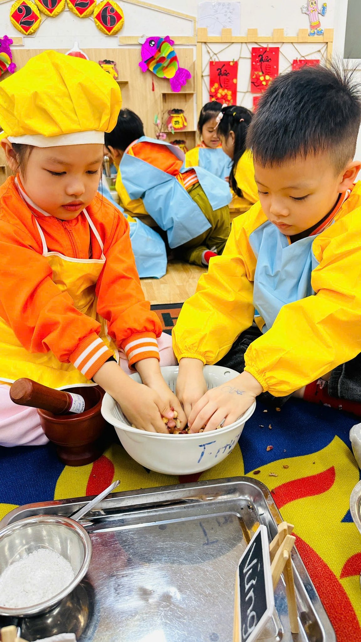 Có thể là hình ảnh về trẻ em