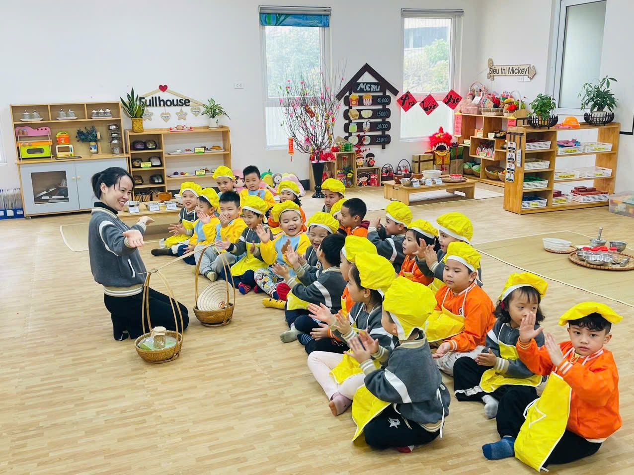 Có thể là hình ảnh về trẻ em và văn bản