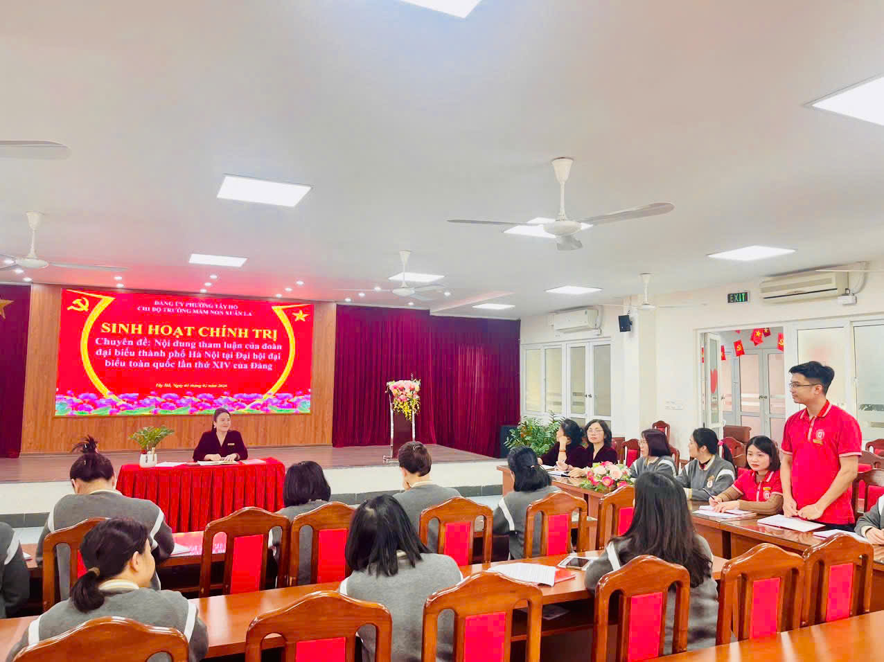 Có thể là hình ảnh về một hoặc nhiều người, cái bục và văn bản
