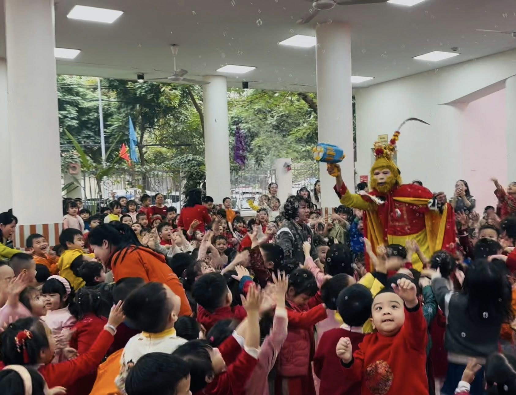 Có thể là hình ảnh về một hoặc nhiều người và đám đông