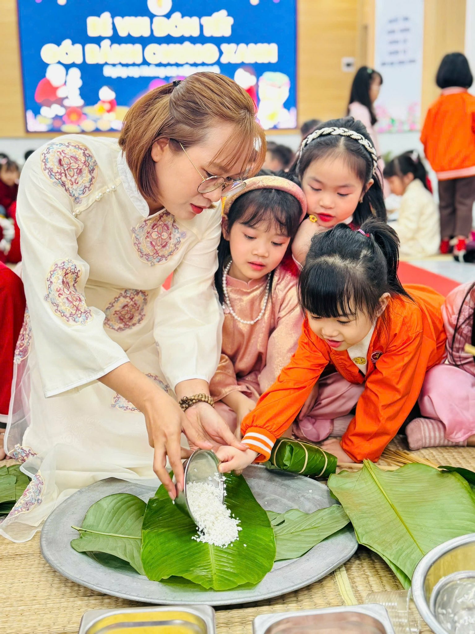 Có thể là hình ảnh về trẻ em và văn bản