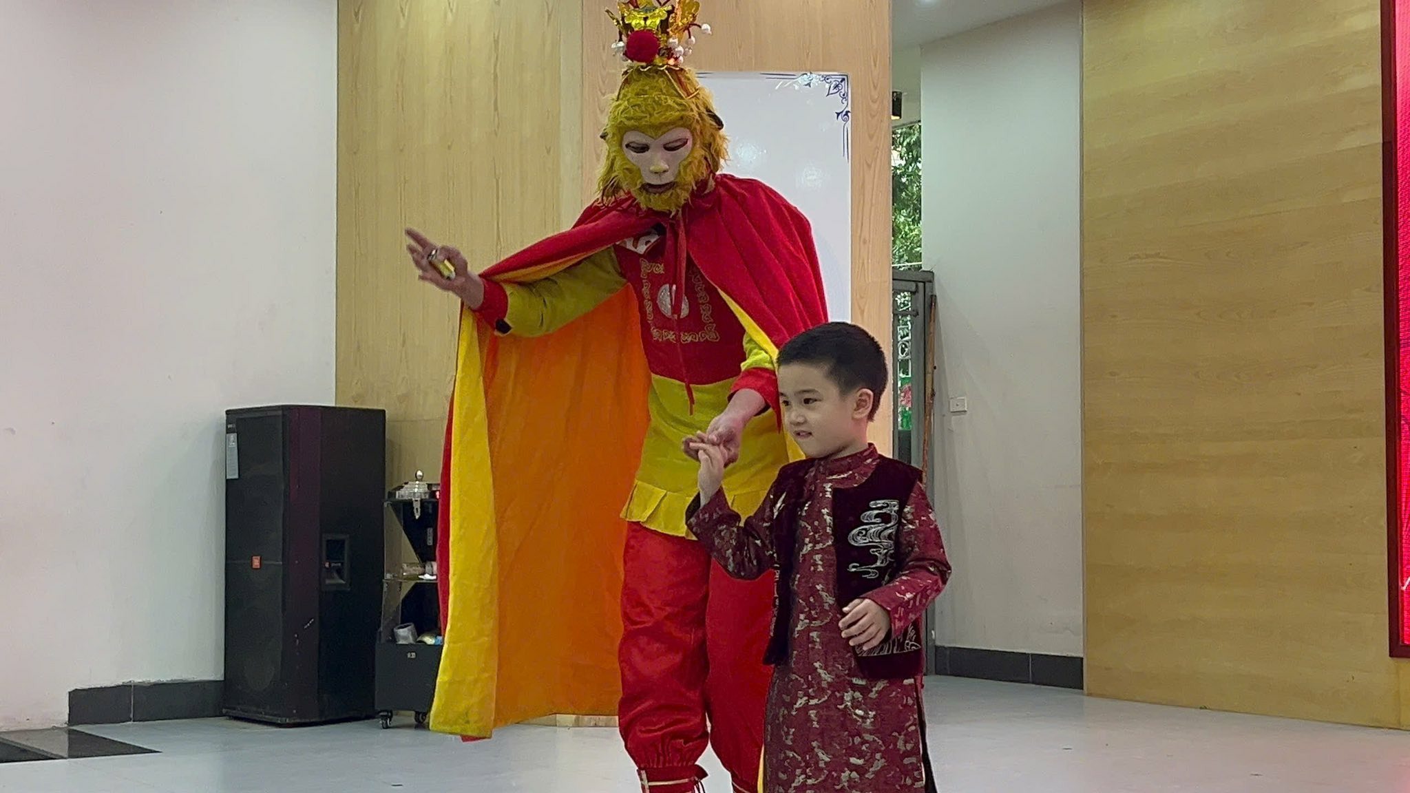 Có thể là hình ảnh về trẻ em