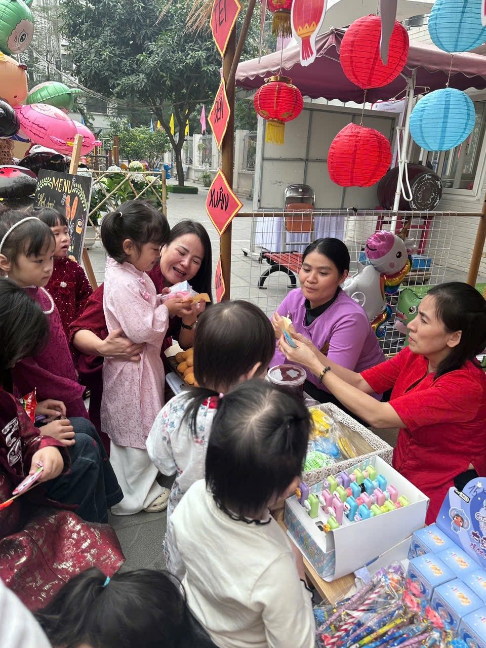 Có thể là hình ảnh về một hoặc nhiều người và văn bản