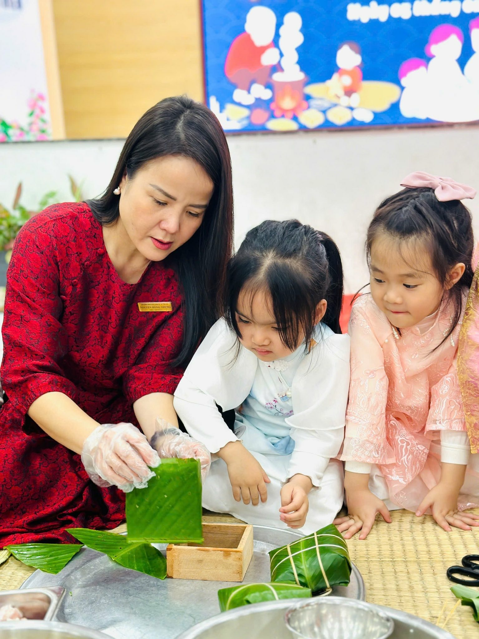 Có thể là hình ảnh về một hoặc nhiều người
