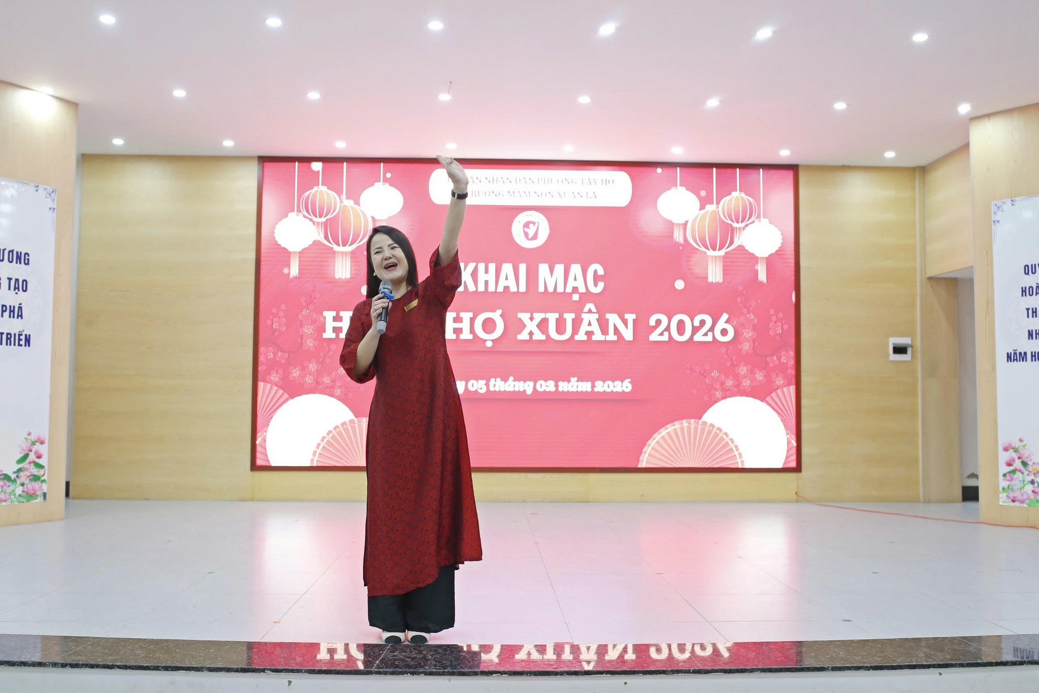 Có thể là hình ảnh về cái bục và văn bản
