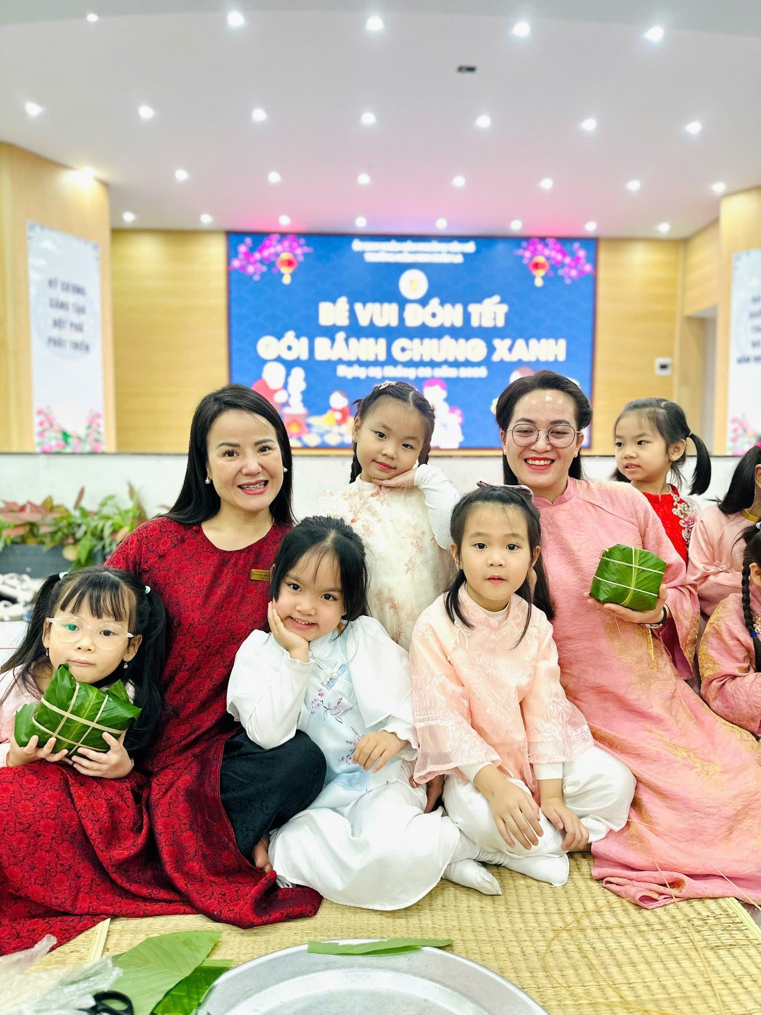 Có thể là hình ảnh về một hoặc nhiều người và văn bản