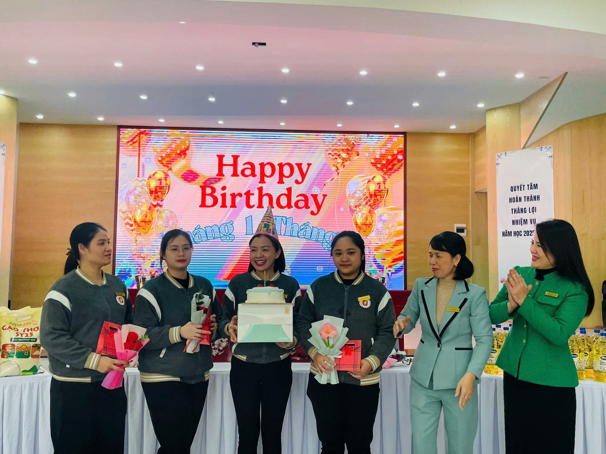 Có thể là hình ảnh về văn bản cho biết 'Happy Birthday ลท QUYET TÂM MDÀN THẢNH THÂNG NHIÊM VU NHIỆN พลิพา NÃMHỌC2025 0G2 2025 7 MART カーー T25 O'