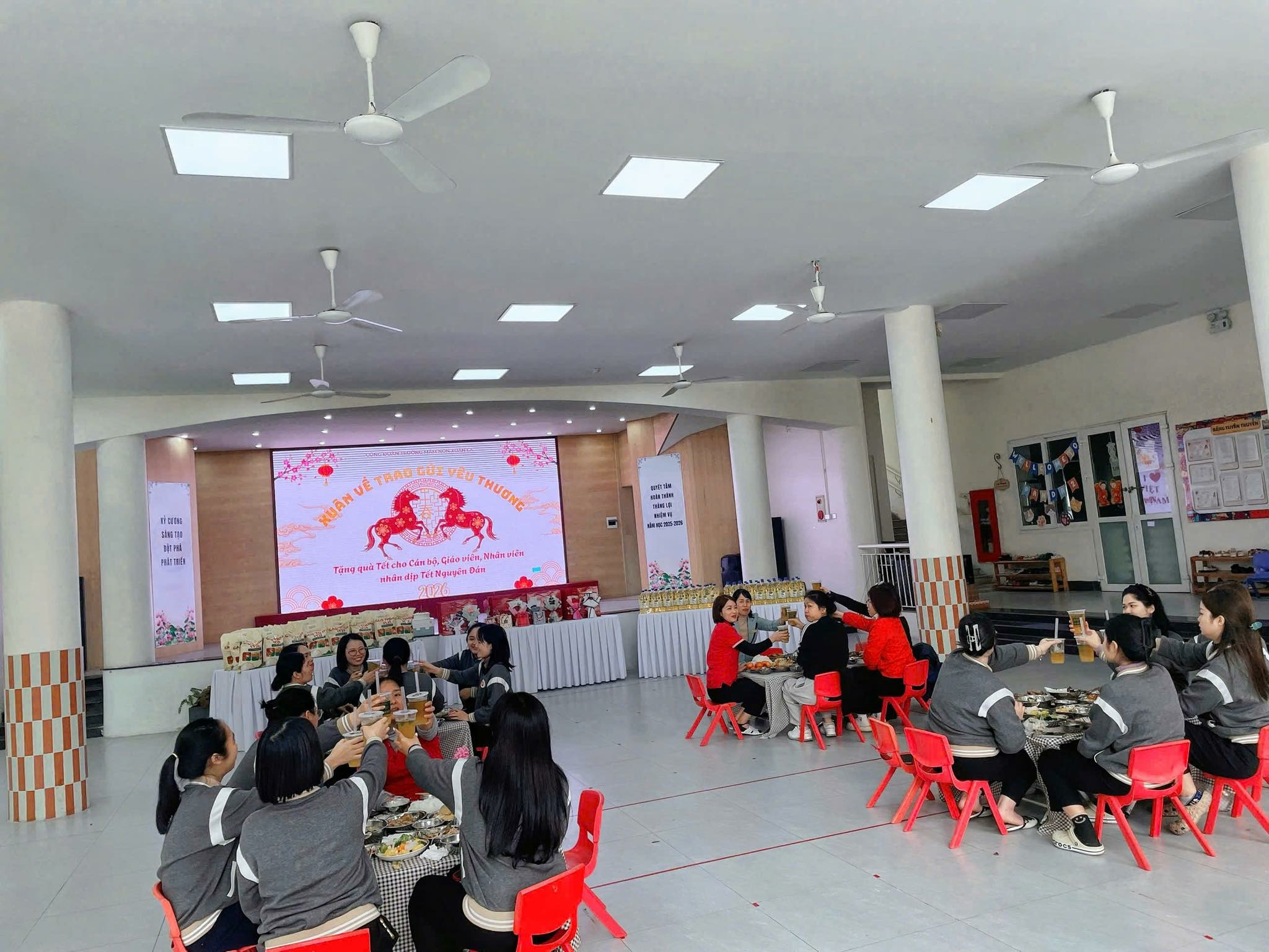 Có thể là hình ảnh về bàn và văn bản