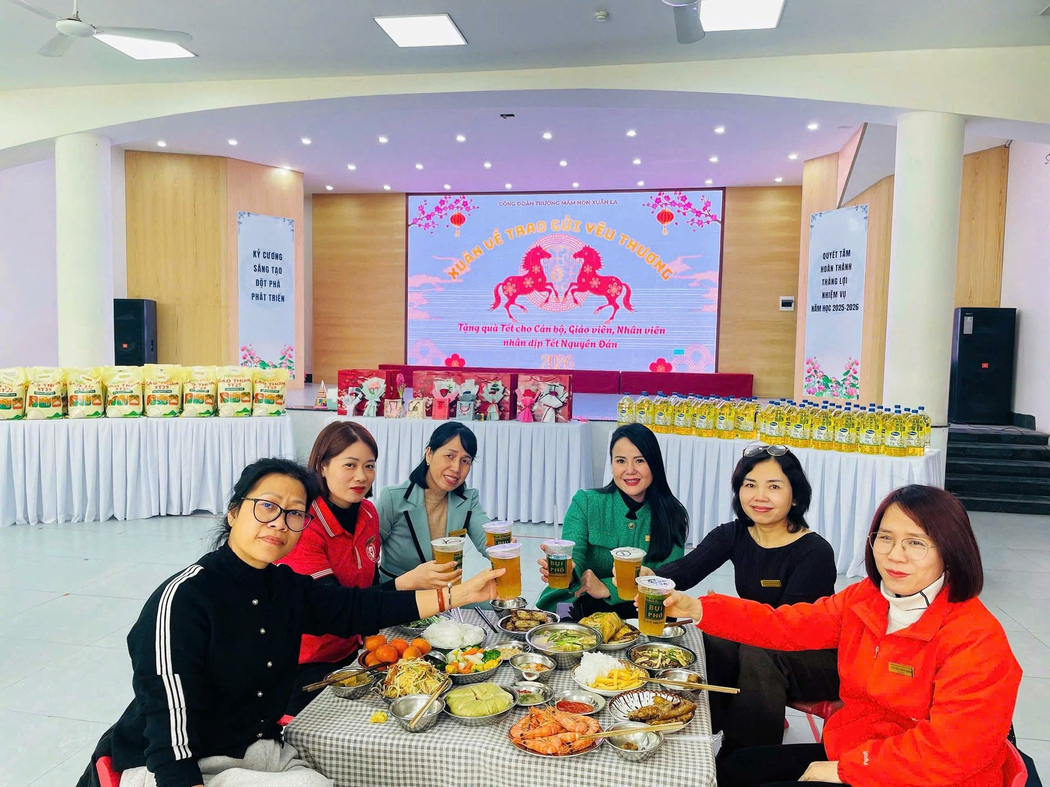 Có thể là hình ảnh về một hoặc nhiều người, bàn và văn bản