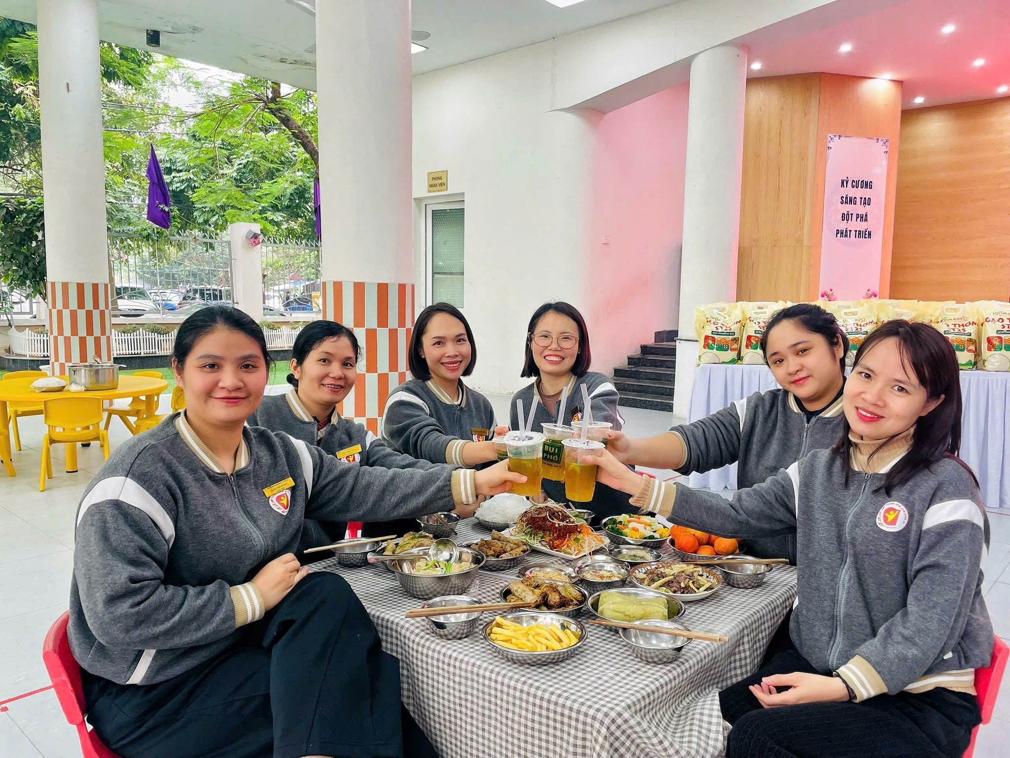 Có thể là hình ảnh về một hoặc nhiều người và văn bản