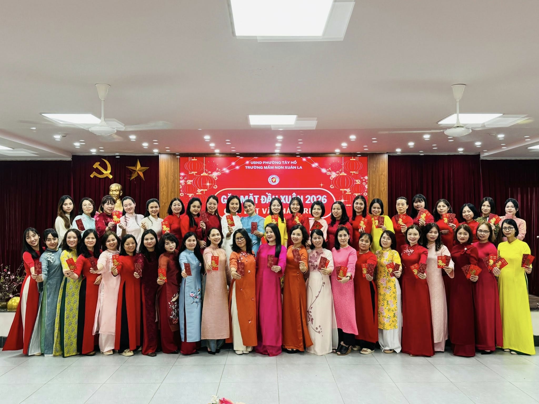Có thể là hình ảnh về một hoặc nhiều người và văn bản