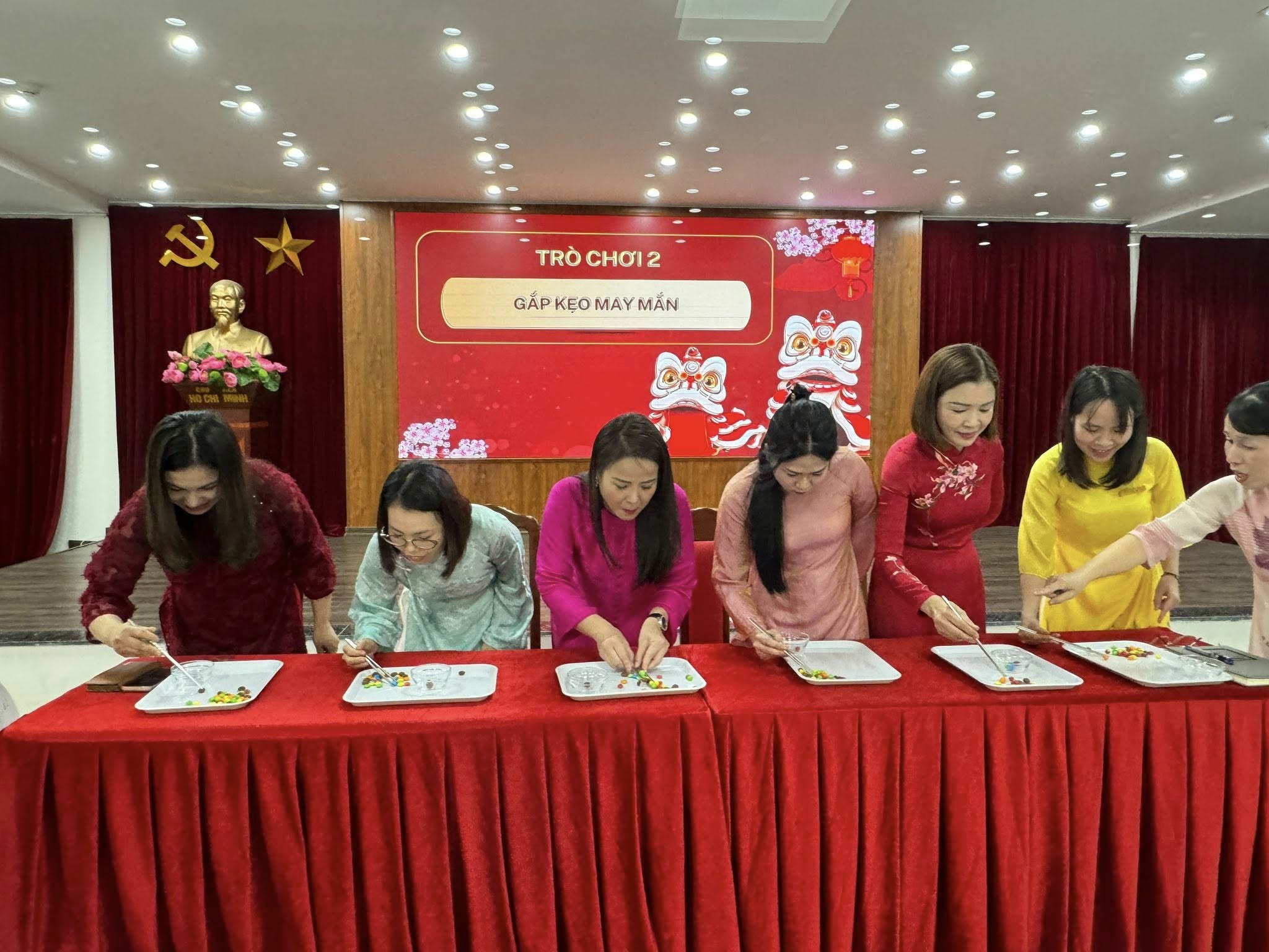Có thể là hình ảnh về một hoặc nhiều người, mọi người đang học và văn bản