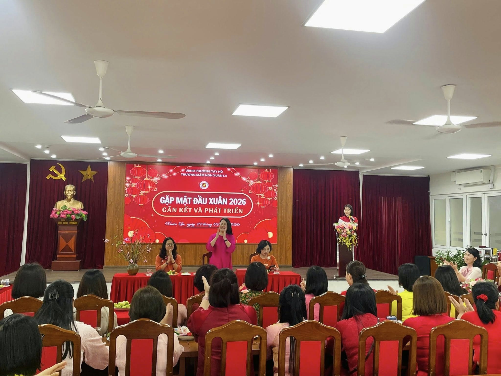Có thể là hình ảnh về cái bục và văn bản
