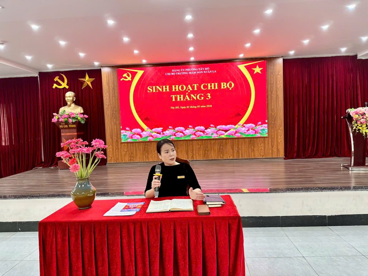 Có thể là hình ảnh về cái bục và văn bản