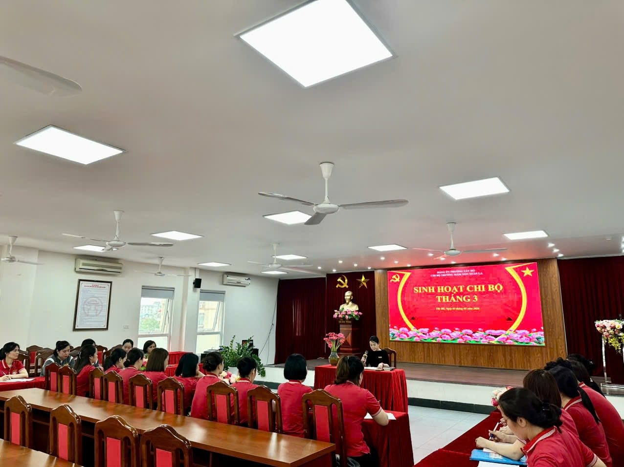 Có thể là hình ảnh về thiết bị chiếu sáng