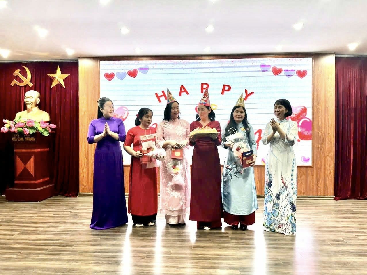 Có thể là hình ảnh về một hoặc nhiều người và văn bản