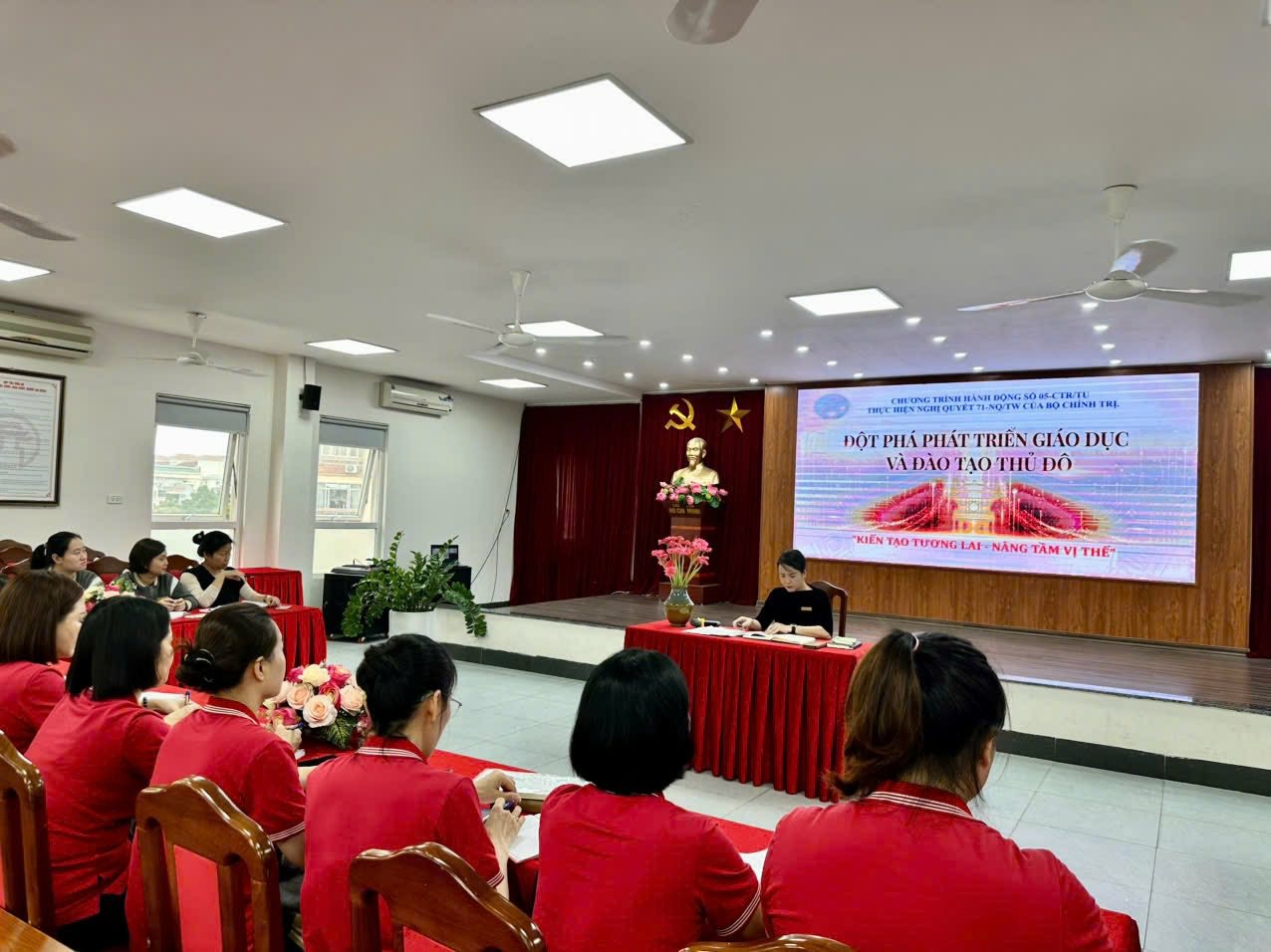 Có thể là hình ảnh về một hoặc nhiều người, cái bục và văn bản