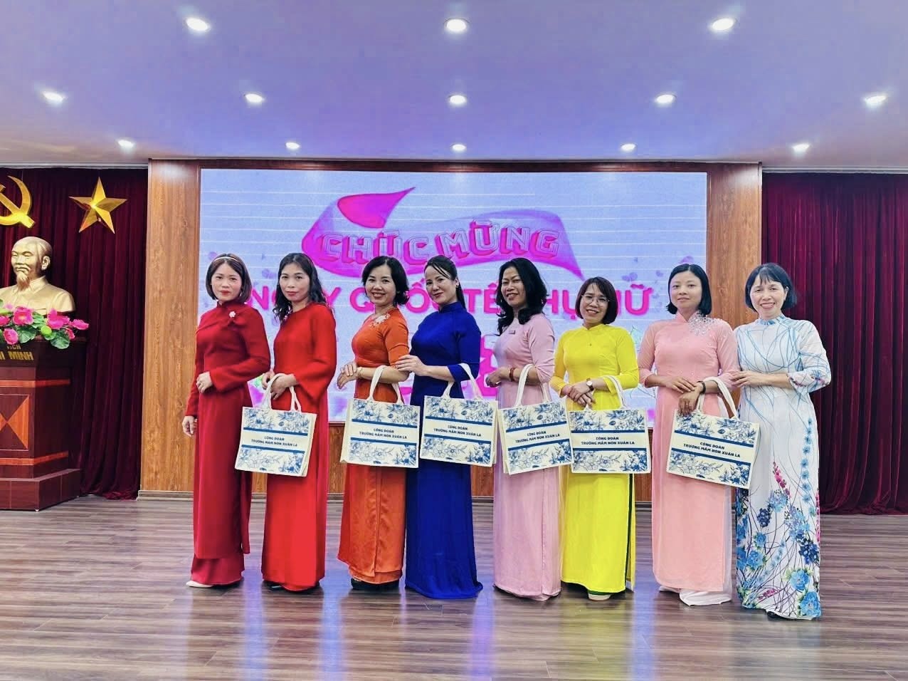 Có thể là hình ảnh về một hoặc nhiều người, cái bục và văn bản