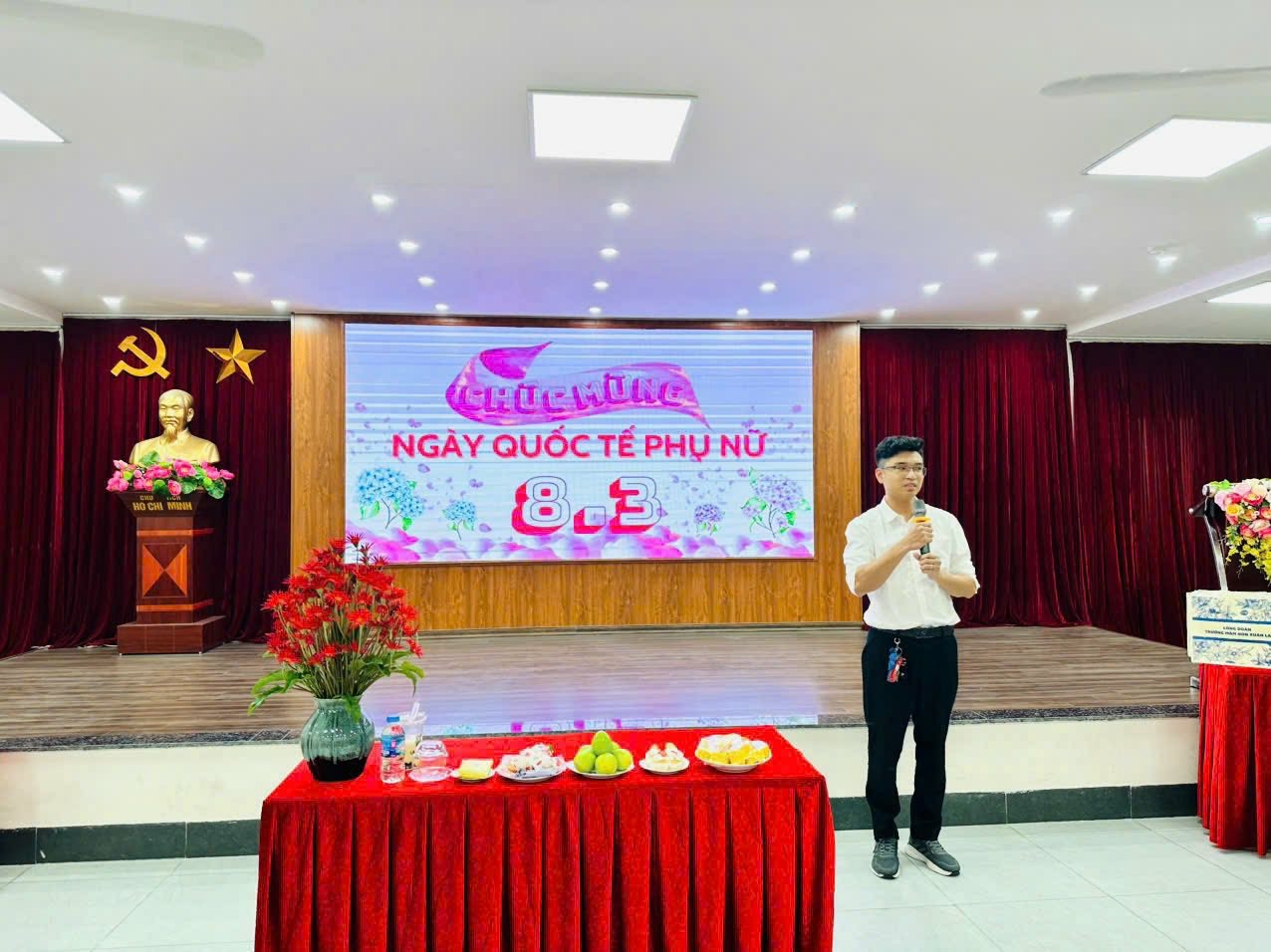 Có thể là hình ảnh về cái bục và văn bản