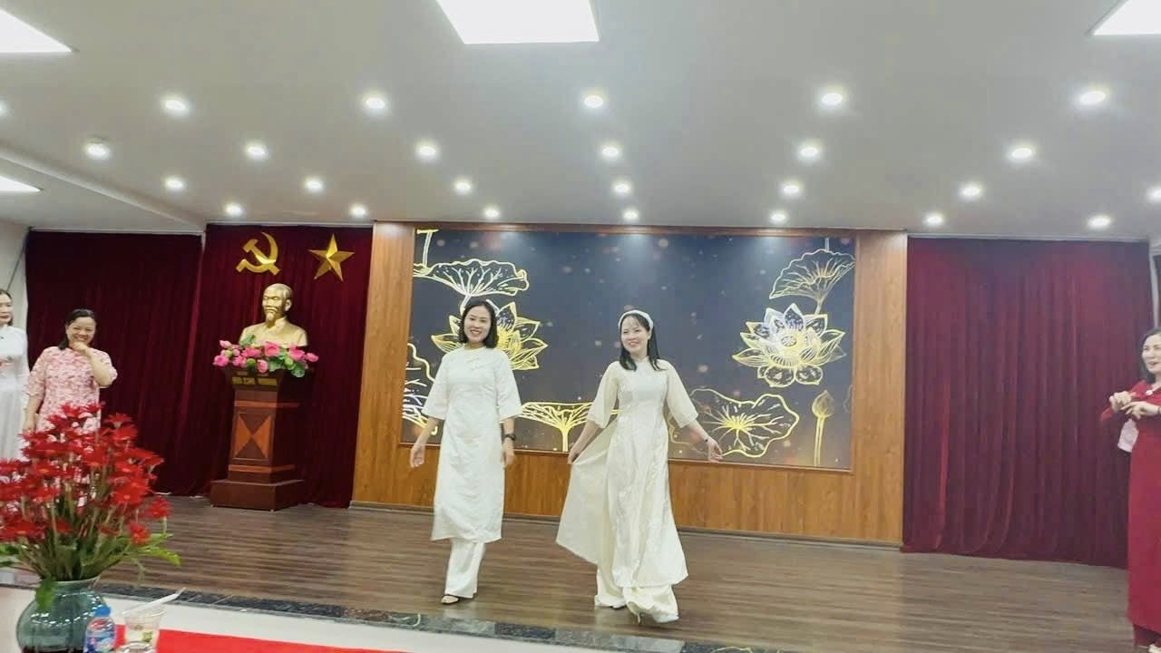 Có thể là hình ảnh về cái bục và đền thờ