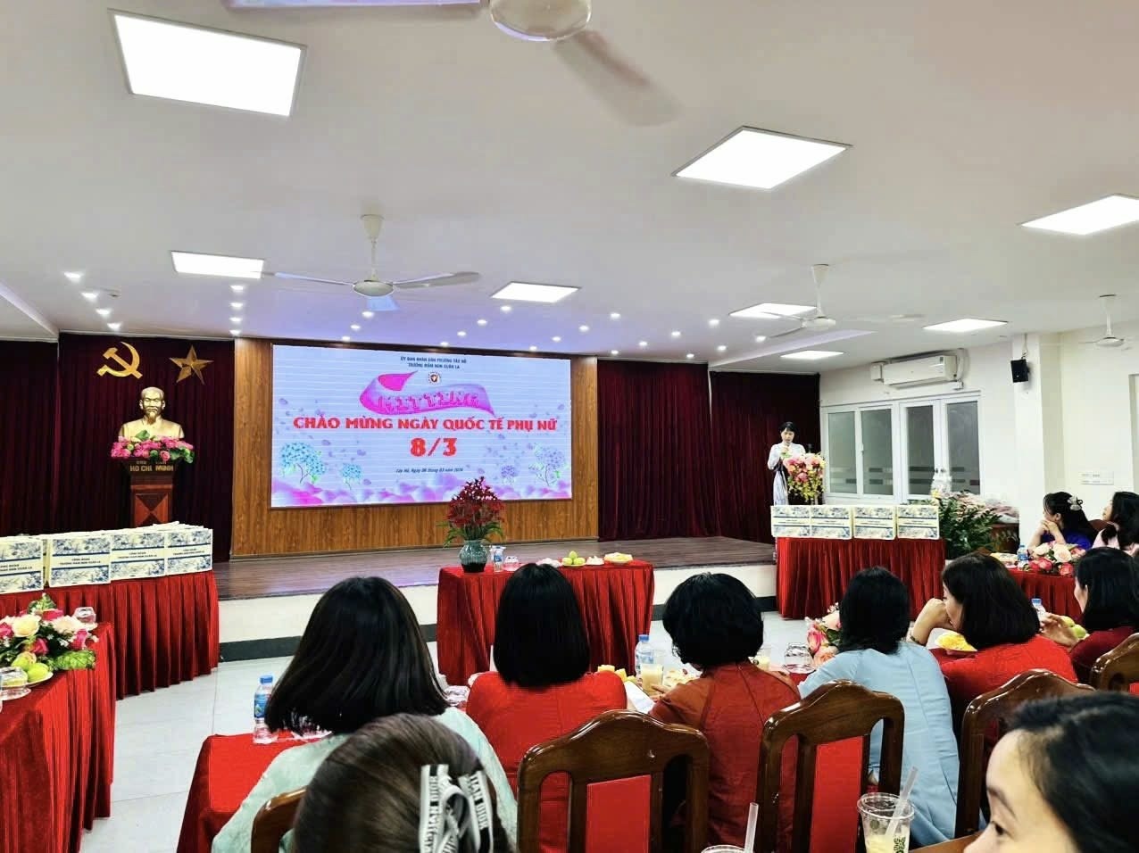 Có thể là hình ảnh về một hoặc nhiều người và văn bản