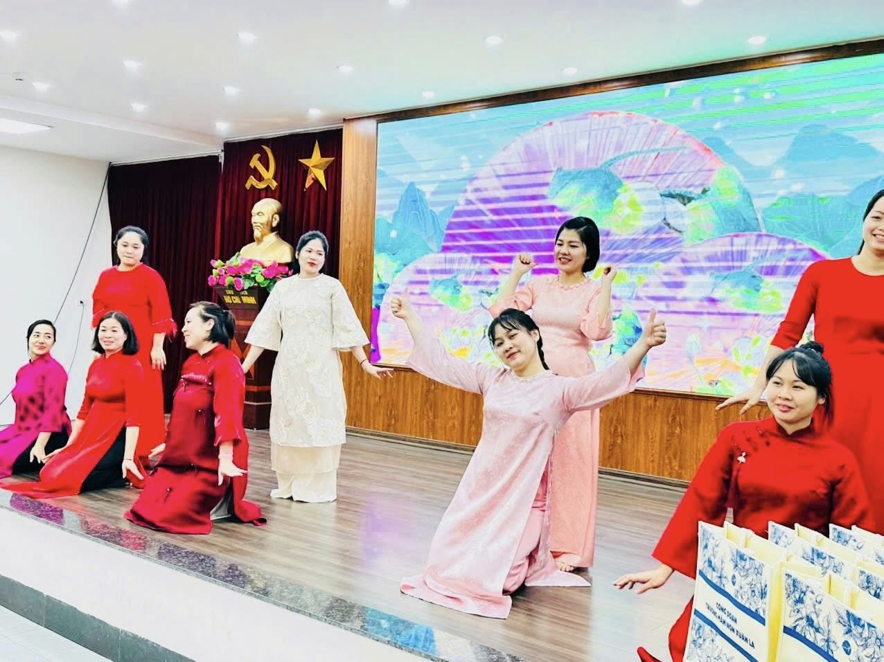 Có thể là hình ảnh về một hoặc nhiều người và văn bản