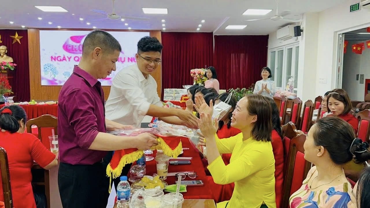 Có thể là hình ảnh về một hoặc nhiều người và văn bản
