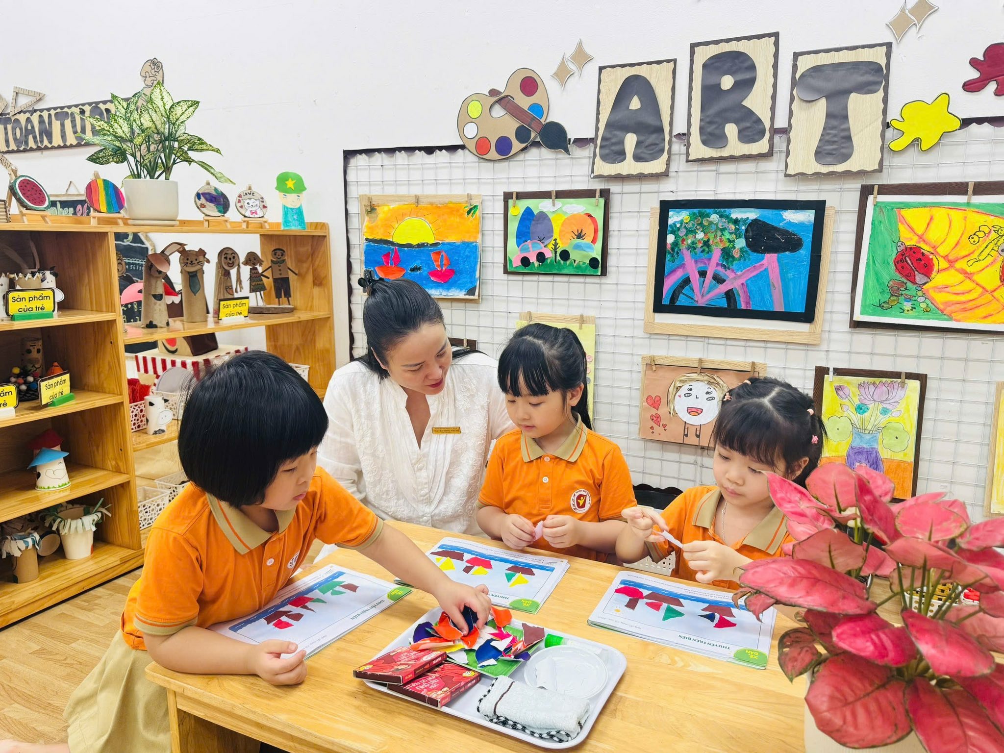 Có thể là hình ảnh về trẻ em, đồ chơi trẻ em và văn bản