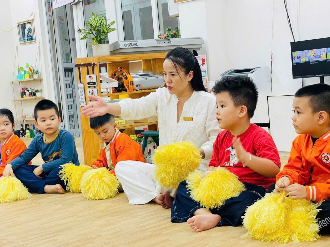 Có thể là hình ảnh về trẻ em và văn bản