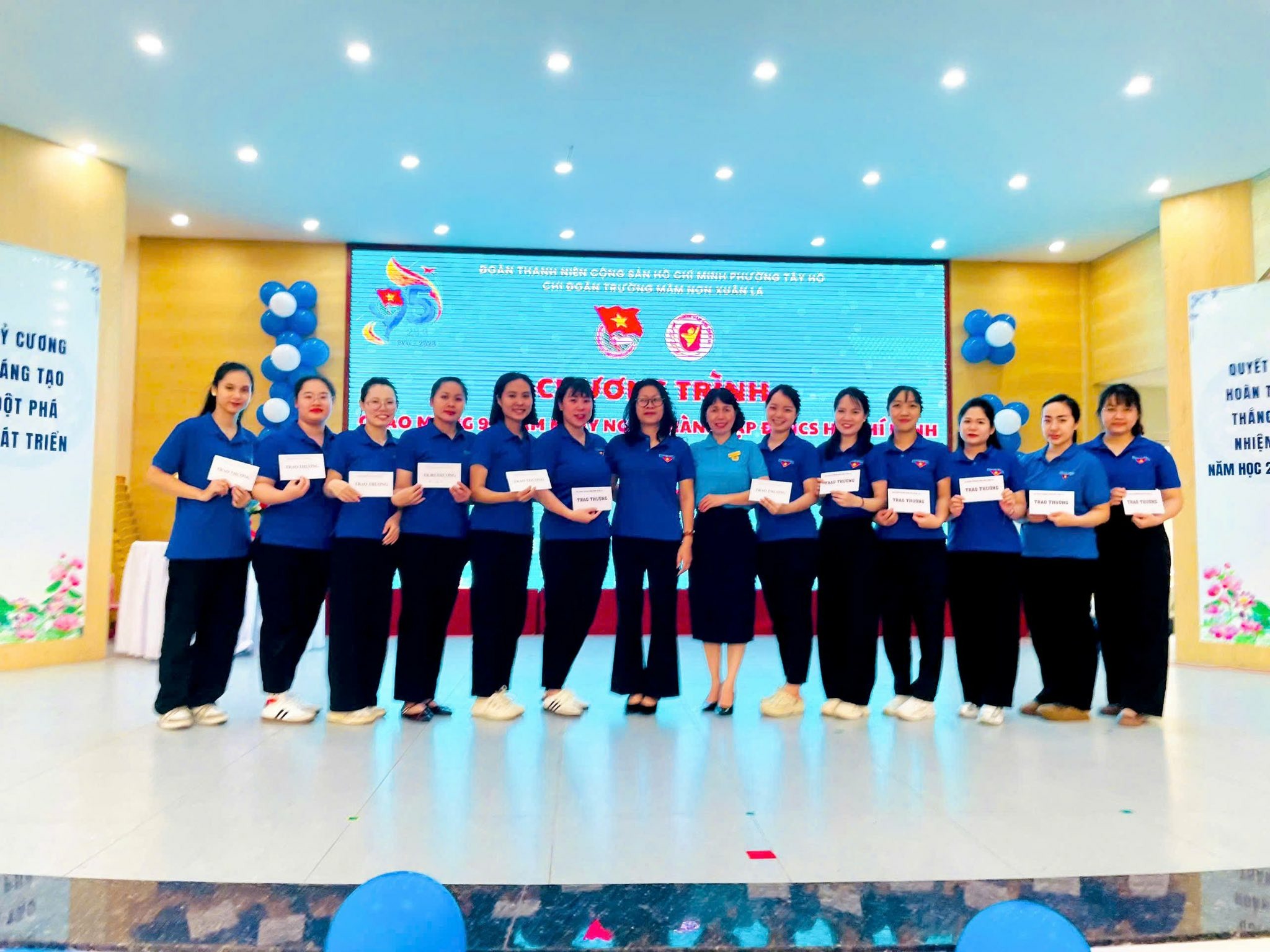 Có thể là hình ảnh về một hoặc nhiều người, bệnh viện và văn bản