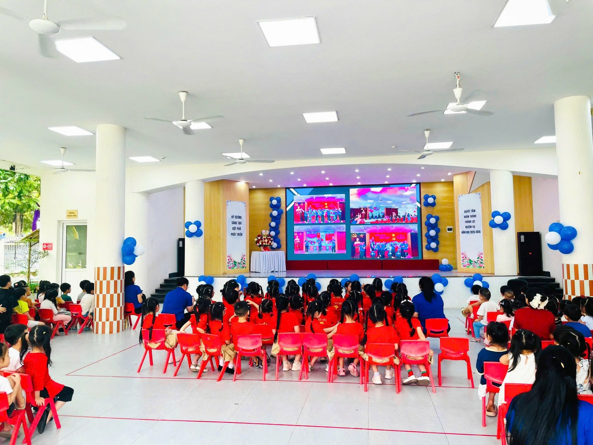 Có thể là hình ảnh về một hoặc nhiều người và văn bản