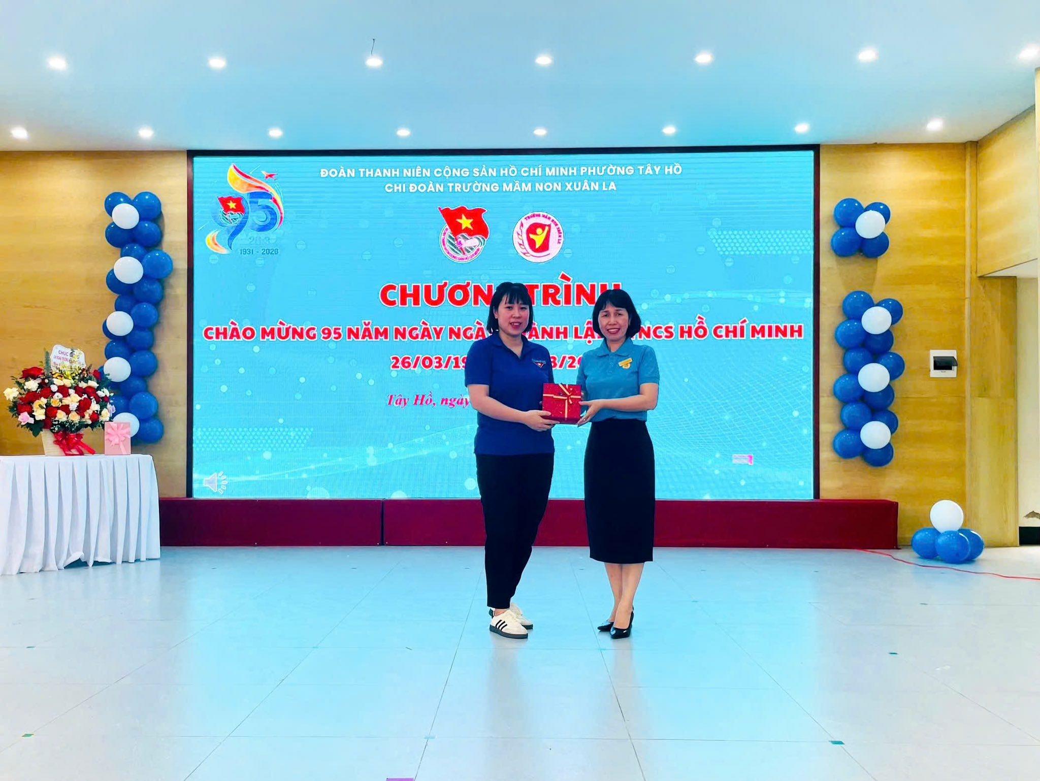 Có thể là hình ảnh về cái bục và văn bản