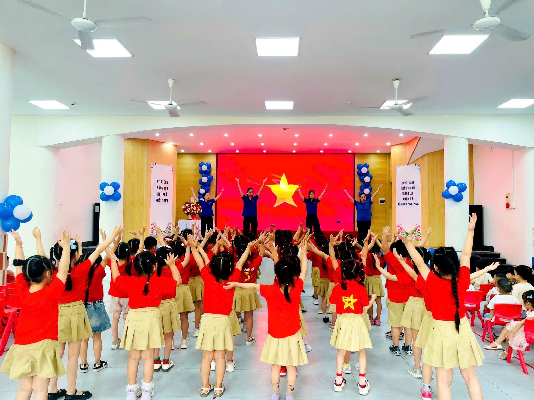 Có thể là hình ảnh về một hoặc nhiều người và văn bản