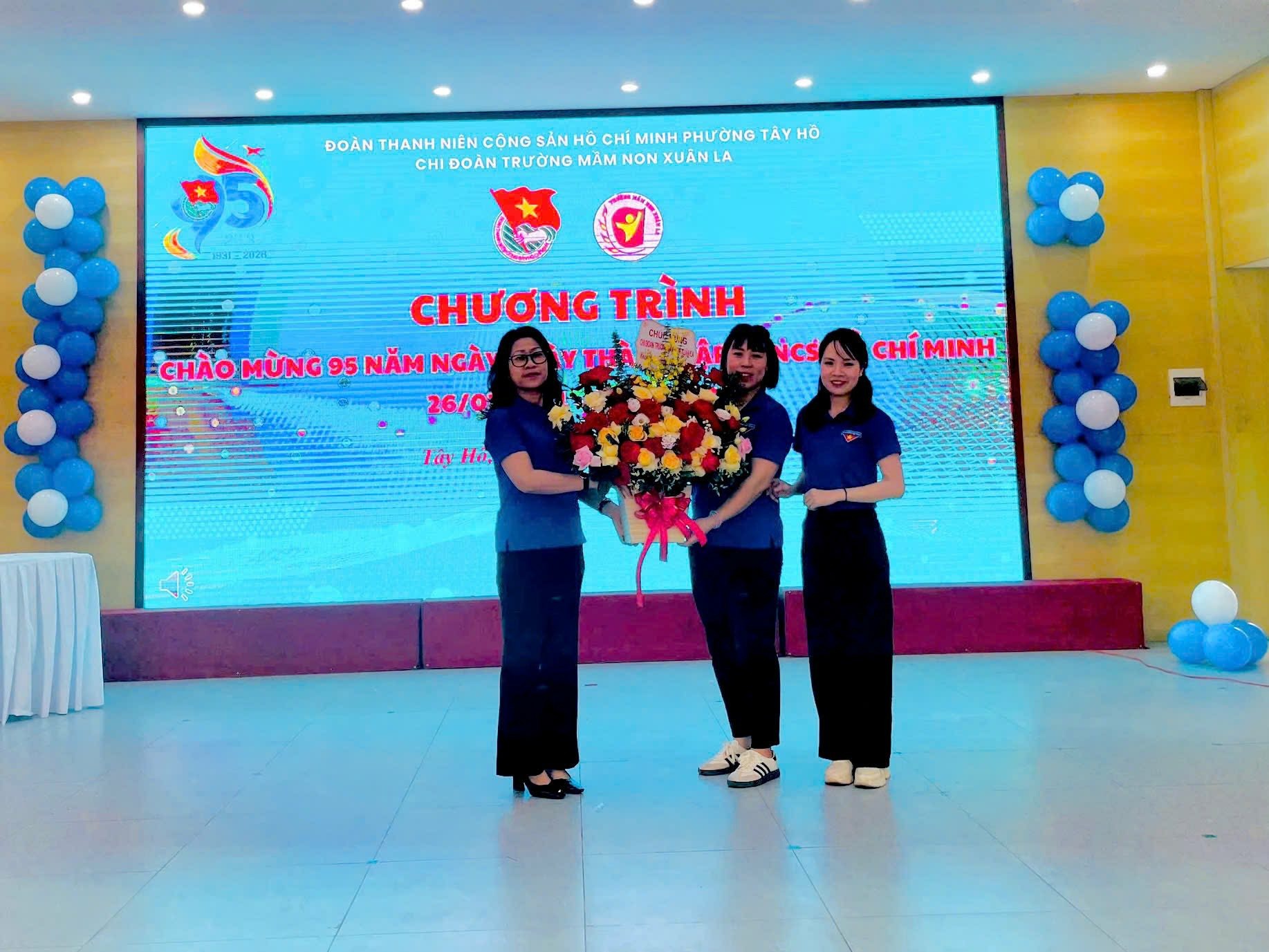 Có thể là hình ảnh về cái bục và văn bản cho biết 'ĐOÀN DOINTWAW-NENGCONESANHCA THANH NIÊN CONG SẢN HO CHỈ MINH PHƯỜNG TAY HỒ CHIBOANTRƯONGMAMNONXUANI CHI ĐOAN TRƯỜNG MAM NON KUANLA CHƯƠNG TRÌNH CHÀO MỪNG 95 NĂM NGÀY 26/Q cs CHÍ MINH Ιν He,'