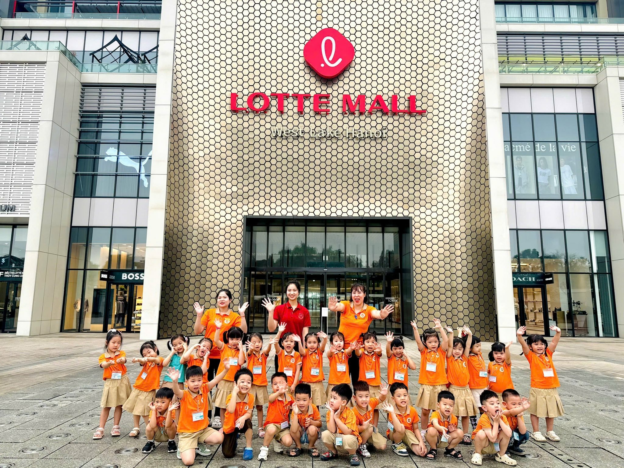 Có thể là hình ảnh về một hoặc nhiều người, tóc mái và văn bản cho biết 'e LOTTE LOTTEMALL MABE εμοι weste . amedelEvie del: vie BOSS'