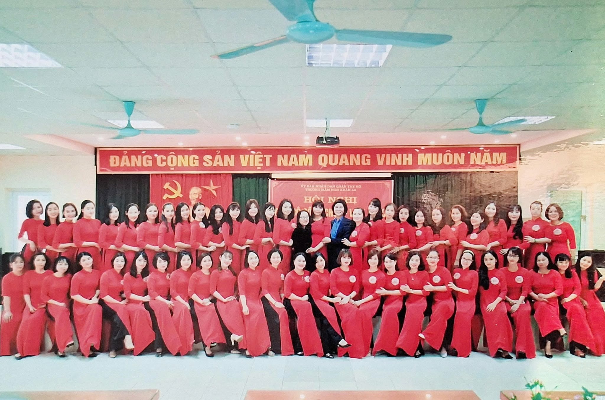 Có thể là hình ảnh về võ thuật và văn bản cho biết 'ĐẢNGCÔNG ĐẢNG CỘNG SẢN VIỆT NAM QUANG VINH MUÔN NĂM N TO'