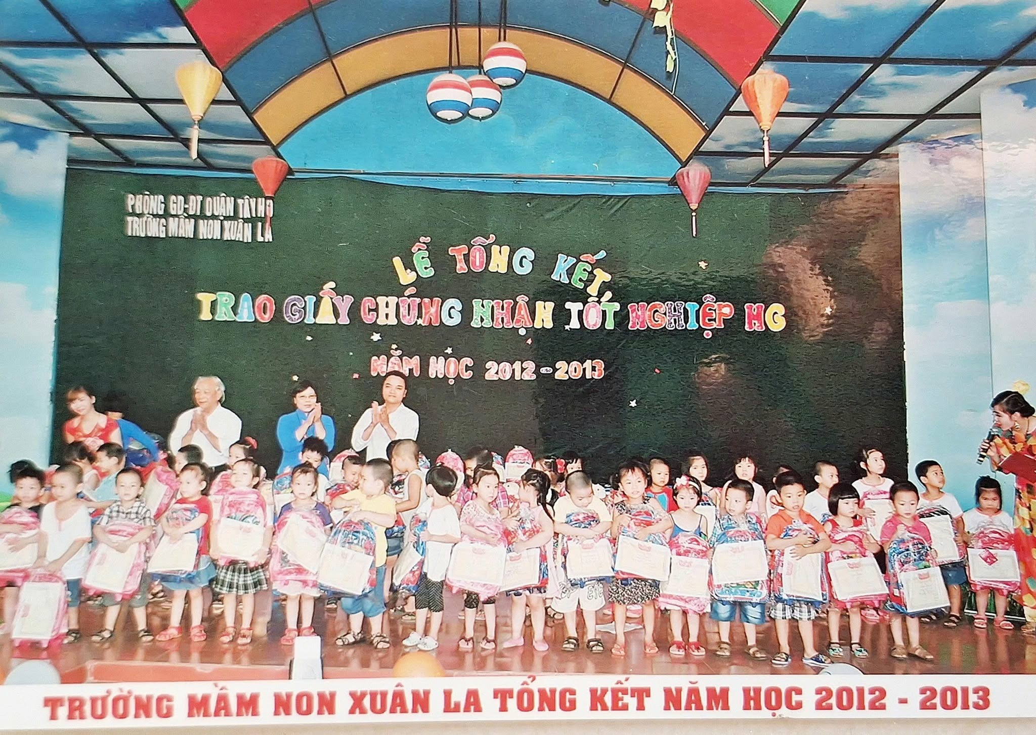 Có thể là hình ảnh về văn bản cho biết 'PHÒNG GD-DT GD-DTOUÂN -T "មលិក TRƯỜNG MAN TRƯỜNGNANNOXUANLA NON XUAN เอื้ KET TRAO TRAOGIÍY GIẤY CHÚNG HHẬN IỐT NGHI NGHIỆP ỆP HC NẮM HỘC 2012 2012-2013 -2013 TRƯỜNG MAM NON XUÂN LA TỔNG KẾT NĂM HOC 2012 2013'