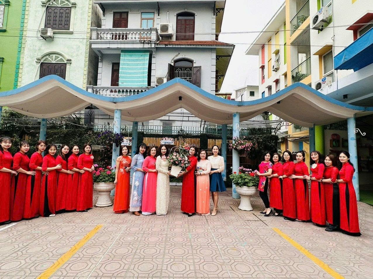 Có thể là hình ảnh về một hoặc nhiều người