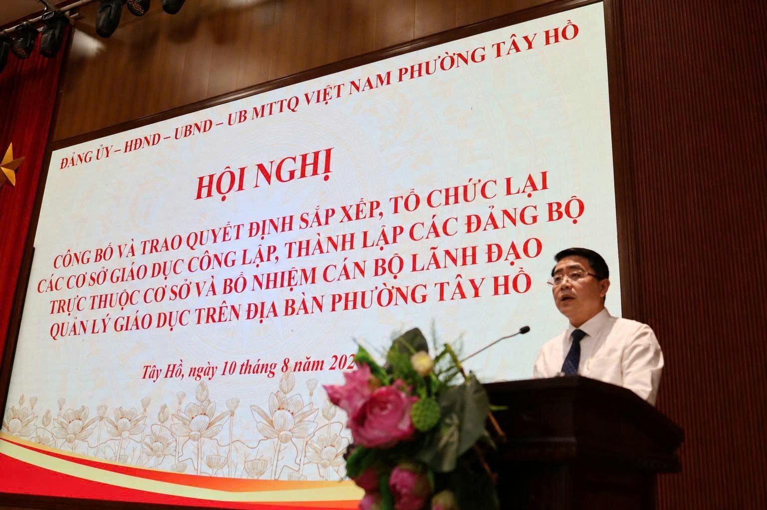 Có thể là hình ảnh về văn bản cho biết 'DÌNG DANGİY クNのバリードのタームルローと成W17 UB MTTO VIỆT NAM ΡΜΥδΙΑΥHO PHƯỜNG TÂY HỎ HỘI NGHỊ LẠI CÔNG BỐ VÀ TRAO QUYẾT ĐỊNH SẮP XÉP, TỔ CHỨC ĐẢNG BỘ CÁCCOSO GIÁO DỤC CÔNG LẬP, THÀNH LẬP CÁC TRỰCTHUỘC TRỰC COSỚVA BỔ NHIỆM CÁN BỘ LÃNH ĐẠO ƯỜNG TÂY HỒ QUANLY LÝ GIÁO DỤC TRÊN ĐỊA BÀN Tây Hồ, ngày 10 tháng 8 năm 202'