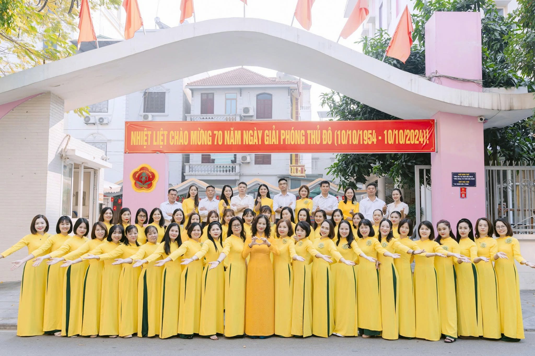 Có thể là hình ảnh về một hoặc nhiều người và văn bản